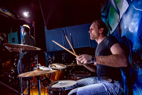 Drummer Speelt Drumstel Het Podium Authentieke Opnamen Met Hoge Iso — Stockfoto