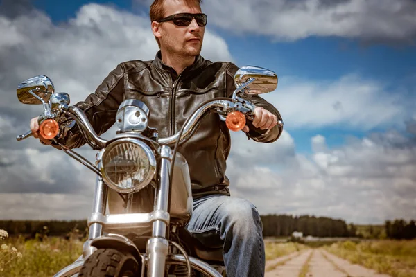 Rowerzysta Człowiek Sobie Skórzaną Kurtkę Okulary Przeciwsłoneczne Siedząc Motocyklu — Zdjęcie stockowe