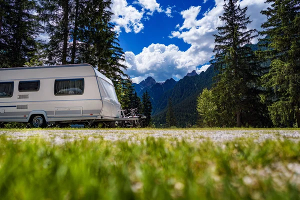 Családi Nyaralás Utazás Nyaralás Utazás Lakóautó Car Caravan Nyaralás Gyönyörű — Stock Fotó