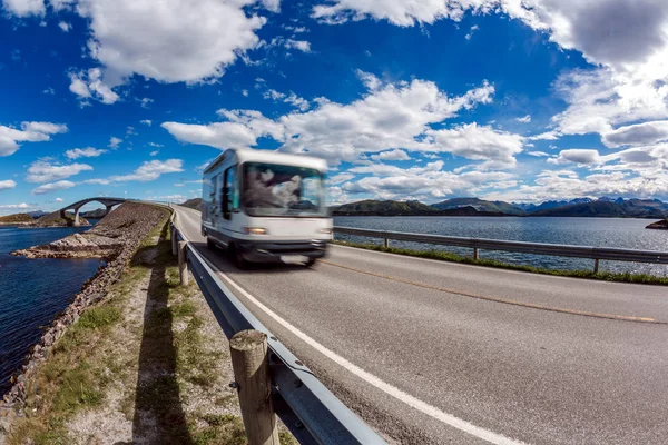 Caravan Auto Rijdt Snelweg Caravan Auto Motion Blur Noorwegen Weg — Stockfoto