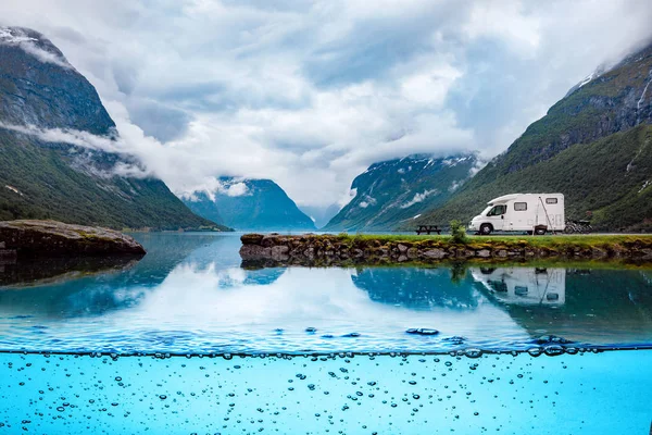 家族の休暇旅行Rv 自動車での休暇旅行 キャラバン車の休暇 美しい自然 ノルウェーの自然景観 — ストック写真