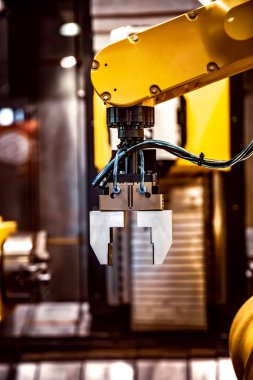 Robotik Kol üretimi modern endüstriyel teknolojiyi temsil ediyor. Otomatik üretim hücresi.