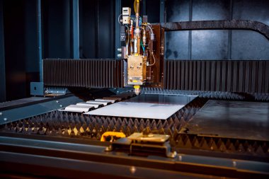 CNC lazer kesimi metal, modern endüstriyel teknoloji. Küçük bir alan derinliği. Uyarı - Zorlu koşullarda otantik atış.