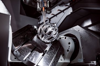 Metal işleme Cnc freze tezgahı. Kesme metal modern işleme teknolojisi. Küçük derinlik-in tarla. -Zorlu koşullarında çekim otantik uyarı. Biraz tahıl ısırdı ve belki bulanık.