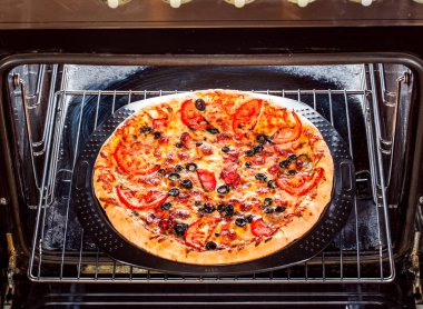 İştah açıcı pizza fırın, fırında pişirme.
