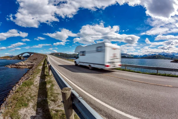 Roulotte Viaggia Sull Autostrada Caravan Car Movimento Sfocato Norvegia Atlantic — Foto Stock