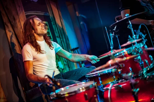 Drummer Speelt Drumstel Het Podium Authentieke Opnamen Met Hoge Iso — Stockfoto