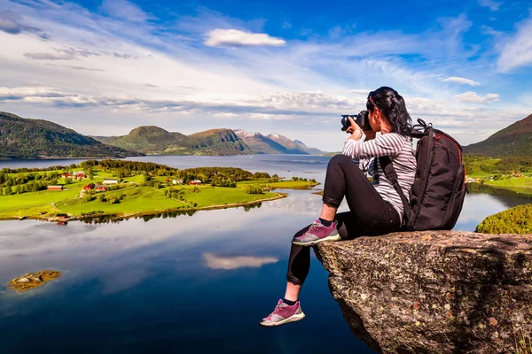 自然摄影师旅游用相机拍摄同时站在山顶 美丽的大自然挪威罗弗敦群岛 — 图库照片