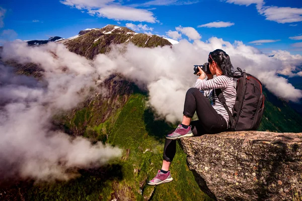 Natur Fotograf Turist Med Kameran Skjuter Stående Toppen Berget Vacker — Stockfoto