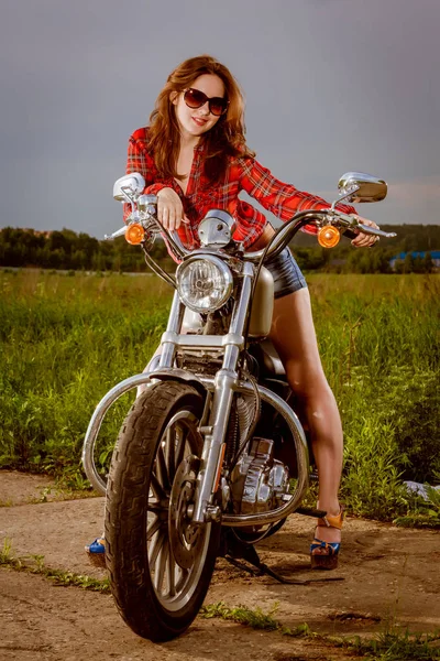 Cykelflicka Med Solglasögon Och Motorcykel — Stockfoto