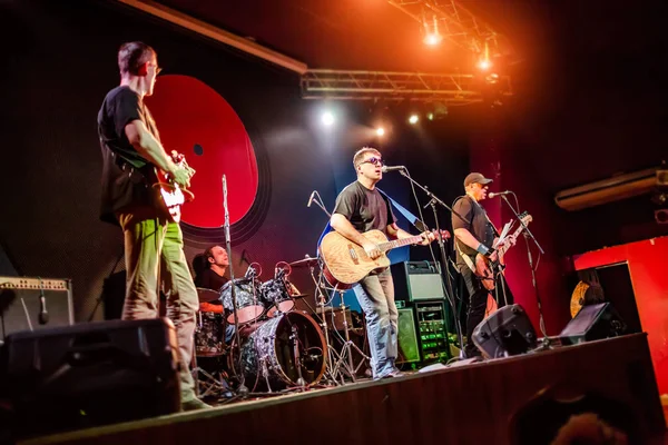 Grup Sahne Rock Müzik Konseri Bir Gece Kulübünde Gerçekleştirir Otantik — Stok fotoğraf