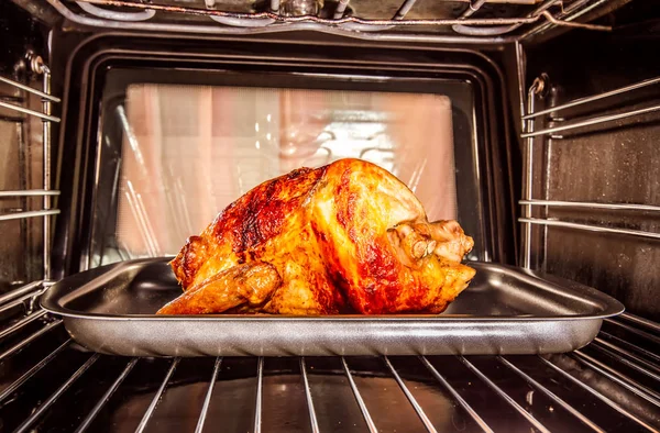 ロースト チキンをオーブンで オーブンの内側からの眺め オーブンで調理 感謝祭の日 — ストック写真
