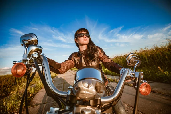 Menina Motociclista Uma Jaqueta Couro Óculos Sol Sentados Motocicleta — Fotografia de Stock