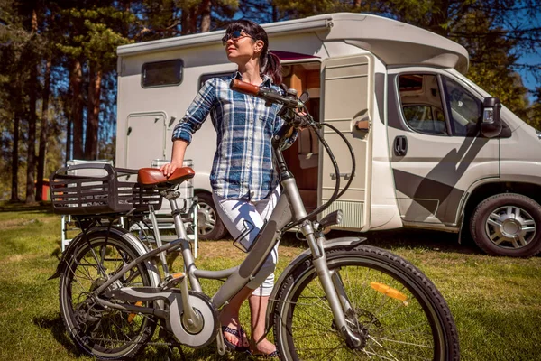 Frau Auf Elektrofahrrad Rastet Auf Dem Campingplatz Aus Familienurlaub Reise — Stockfoto