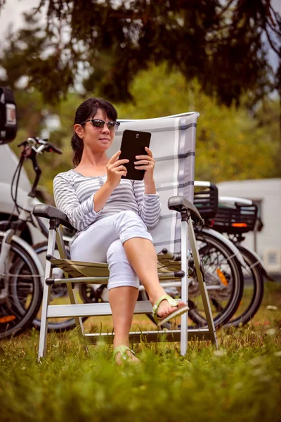 Vrouw Kijken Naar Tablet Buurt Van Camping Caravan Auto Vakantie — Stockfoto