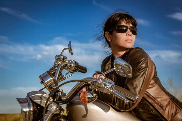 革のジャケットとサングラスのバイクに座ってバイク少女 — ストック写真