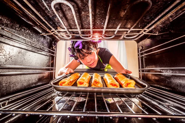 Fırın Fırın Görünümünden Kek Hazırlamak Kadını Fırında Pişirme — Stok fotoğraf