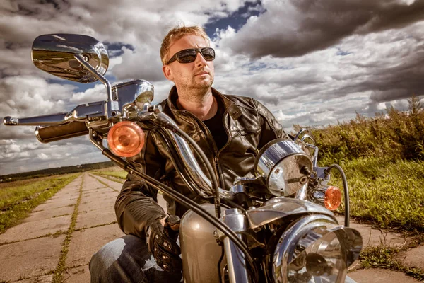 Hombre Motociclista Con Una Chaqueta Cuero Gafas Sol Sentado Motocicleta — Foto de Stock