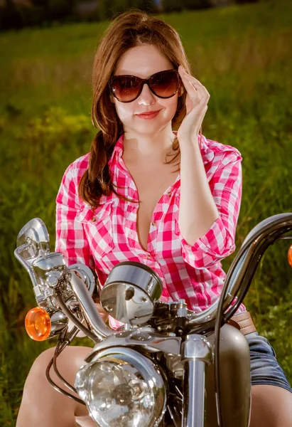 Güneş Gözlüklü Motosikletli Motorcu Kız — Stok fotoğraf