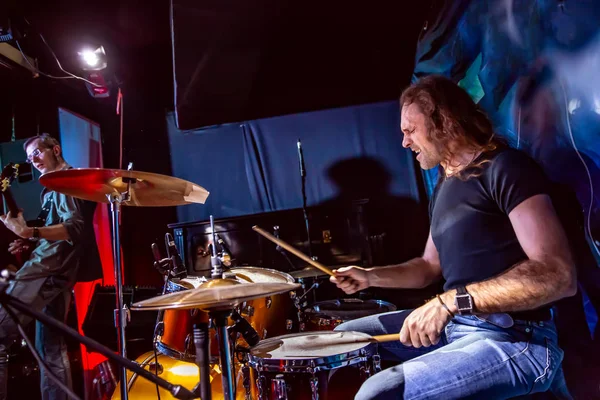 Baterista Tocando Bateria Palco Tiro Autêntico Com Alta Iso Condições — Fotografia de Stock