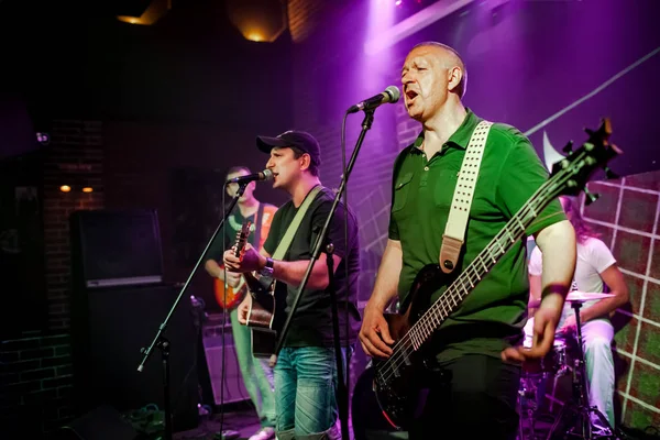 Band Tritt Auf Der Bühne Auf Rockmusik Konzert Einem Nachtclub — Stockfoto