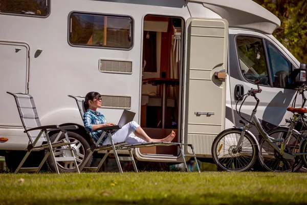 キャンプの近くのノートパソコンを見ている女性 キャラバンカー休暇 家族旅行 オートバイでの休暇の旅行 Fi接続情報通信技術 — ストック写真