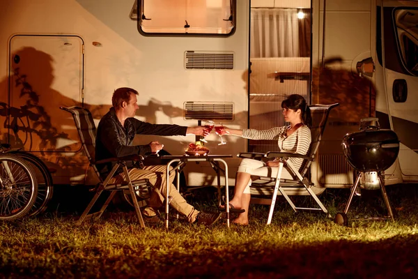 Pareja Adulta Tintineando Vasos Vino Vacaciones Familia Viaje Vacaciones Autocaravana —  Fotos de Stock