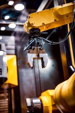 Robotik Kol üretimi modern endüstriyel teknolojiyi temsil ediyor. Otomatik üretim hücresi.