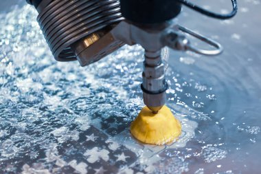 CNC su jeti kesme makinesi modern endüstriyel teknoloji.