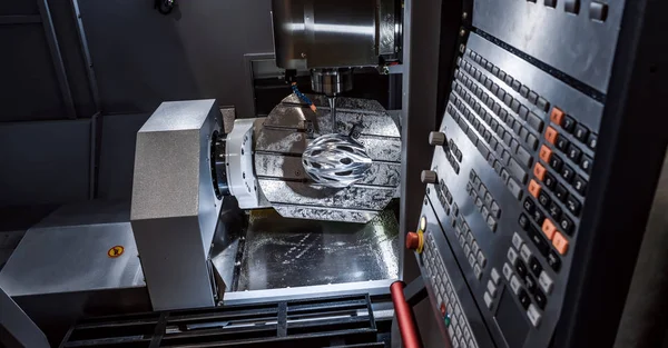 Metallverarbeitende Cnc Fräsmaschine Schneiden Von Metall Moderne Verarbeitungstechnologie Geringe Schärfentiefe — Stockfoto