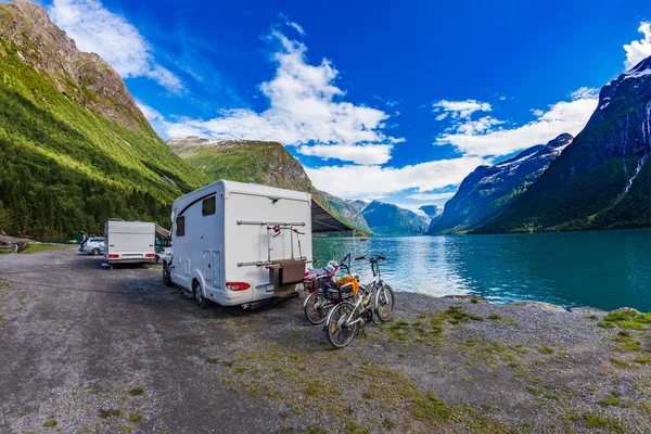 Rodzinne Wakacje Wyjazd Wakacyjny Kamperze Caravan Car Vacation Piękna Przyroda — Zdjęcie stockowe