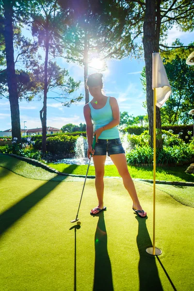 Minigolf Vrouw Golfen Groene Gras Bij Zonsondergang — Stockfoto