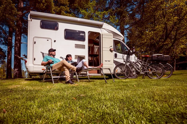 Mujer Con Hombre Descansando Cerca Autocaravanas Naturaleza Viajes Familia Viaje — Foto de Stock