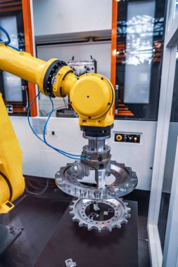 Robotik Kol üretimi modern endüstriyel teknolojiyi temsil ediyor. Otomatik üretim hücresi.