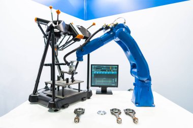 Robotik Kol üretimi modern endüstriyel teknolojiyi temsil ediyor. Otomatik üretim hücresi.