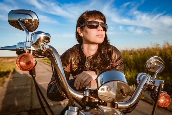 Motorcu Kız Bir Deri Ceket Motosiklet Üzerinde Oturan Güneş Gözlüğü — Stok fotoğraf