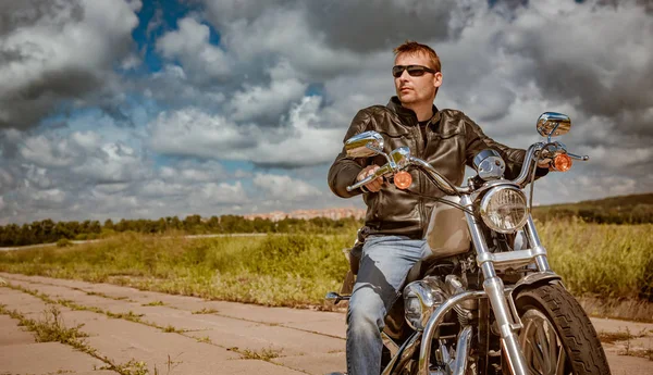 Bir Deri Ceket Onun Motosiklet Üzerinde Oturan Güneş Gözlüğü Takmış — Stok fotoğraf