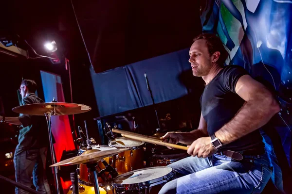 Drummer Speelt Drumstel Het Podium Authentieke Opnamen Met Hoge Iso — Stockfoto