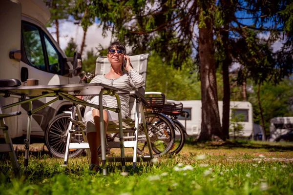 Woman Talking Smart Phone Outdoors Campsite Holidaymakers Caravan Car Vacation — Stock Photo, Image