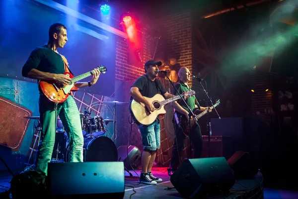 Banda Actúa Escenario Concierto Música Rock Club Nocturno Disparo Auténtico — Foto de Stock