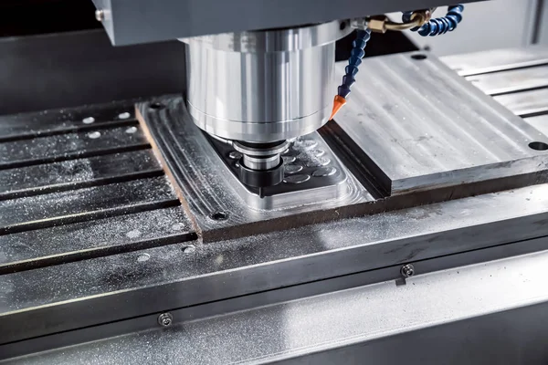 Metallverarbeitende Cnc Fräsmaschine Schneiden Von Metall Moderne Verarbeitungstechnologie Geringe Schärfentiefe — Stockfoto