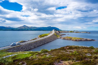 Motosiklet bisikletçileri. Atlantic Ocean Road veya Atlantik yol (Atlanterhavsveien) başlığı 