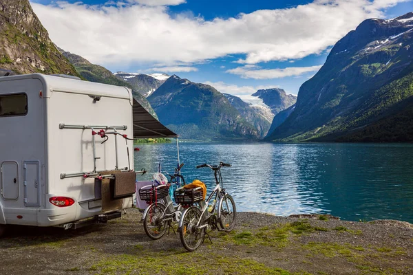 Aile tatili karavanı, karavan gezisi, karavan tatili. Güzel Doğa Norveç Doğal Arazisi.