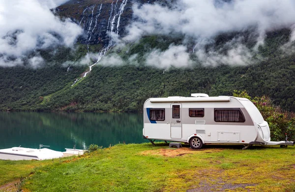 Rodzinne Wakacje Wyjazd Wakacyjny Kamperze Caravan Car Vacation Piękna Przyroda — Zdjęcie stockowe