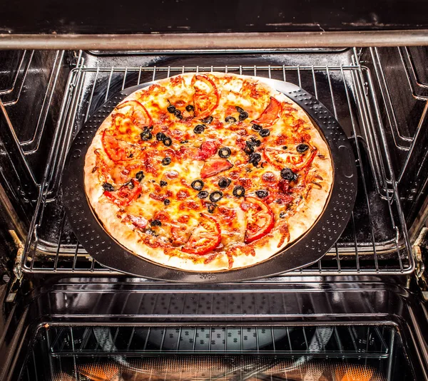 Smakelijke Pizza Oven Koken Oven — Stockfoto