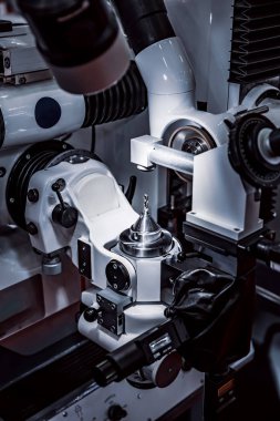 Metal işleme Cnc freze tezgahı. Kesme metal modern işleme teknolojisi. Küçük derinlik-in tarla. -Zorlu koşullarında çekim otantik uyarı. Biraz tahıl ısırdı ve belki bulanık.