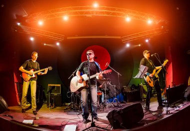 Grup sahne, rock müzik konseri bir gece kulübünde gerçekleştirir. Otantik ile zorlu ışık koşullarında yüksek ISO çekim. Biraz tahıl ve bulanık hareket efektleri.