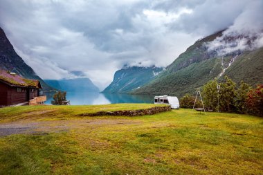 Aile tatili karavanı, karavan gezisi, karavan tatili. Güzel Doğa Norveç Doğal Arazisi.