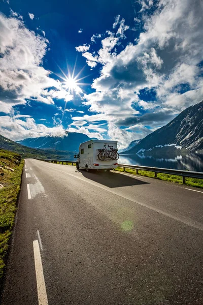 휴가철 자동차 카라반 휴가철 아름다운 노르웨이 — 스톡 사진