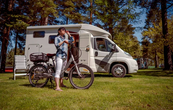 Frau Auf Elektrofahrrad Rastet Auf Dem Campingplatz Aus Familienurlaub Reise — Stockfoto